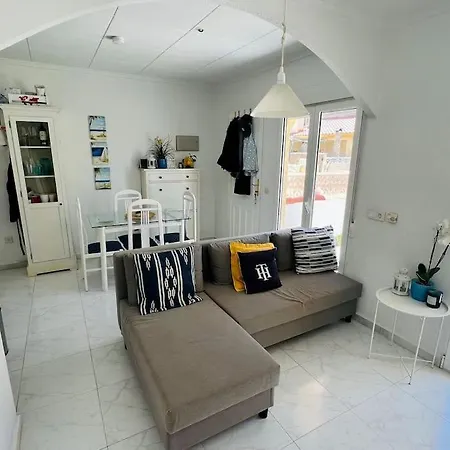 Дом отдыха Sunny, South-facing & Welcoming *